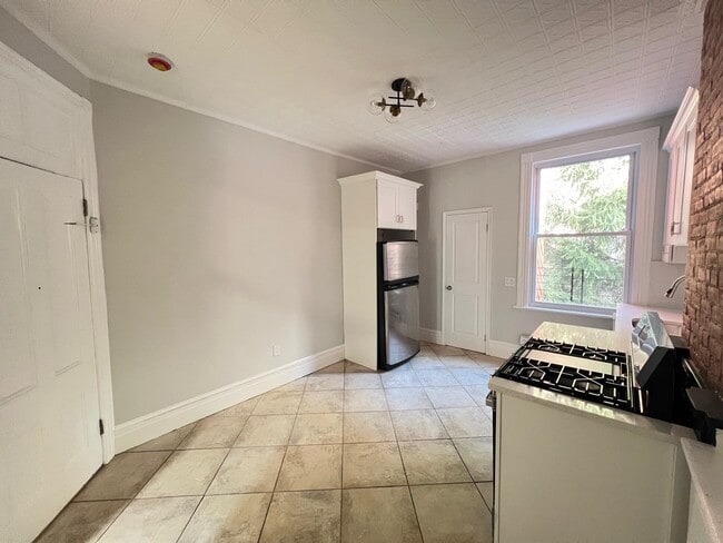 Building Photo - 492 Monmouth St