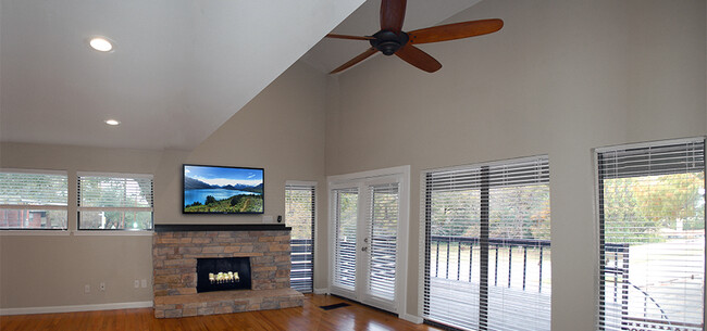 Gorgeous fan and extra high ceiling - 8710 Park Ln