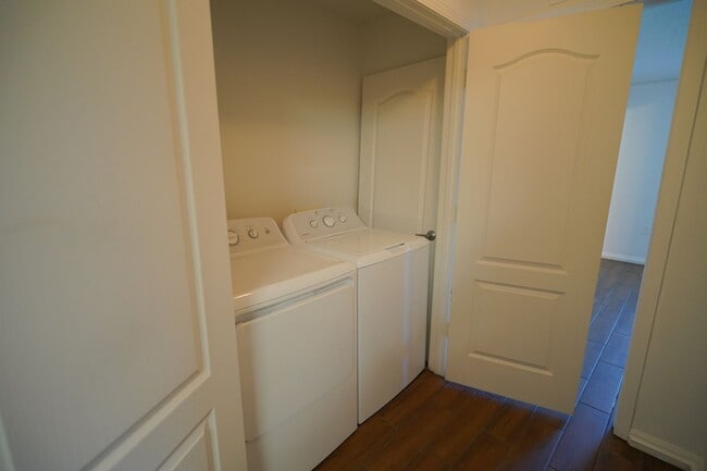 Building Photo - 3 Bed / 3 Bath Condo in Gated Community