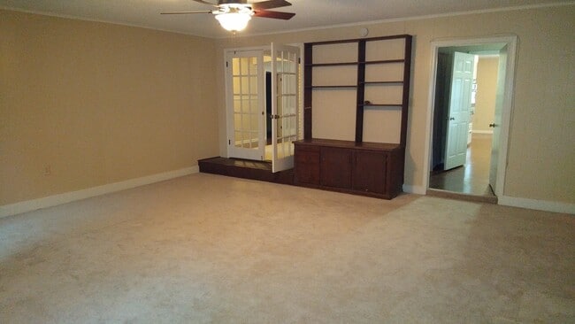 Building Photo - 905 Chinquapin Dr