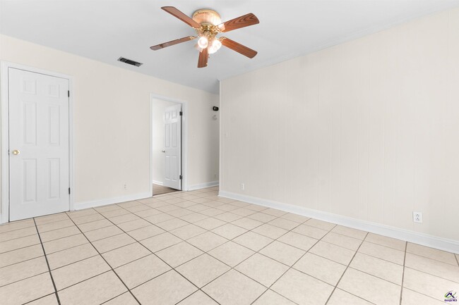 Building Photo - 846 S Forest Lake Dr
