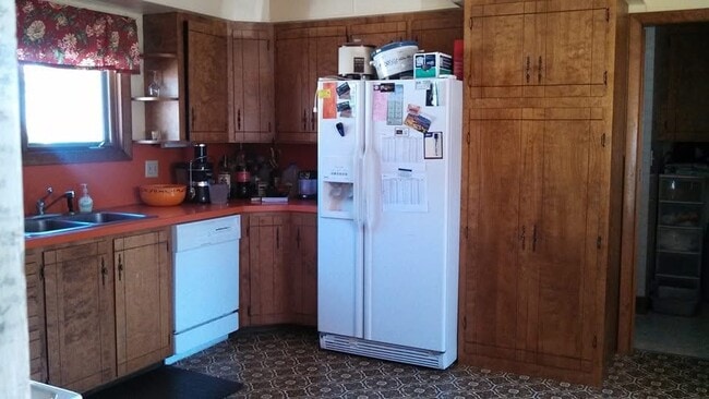 Building Photo - Spacious, Family Friendly, In-Town Home