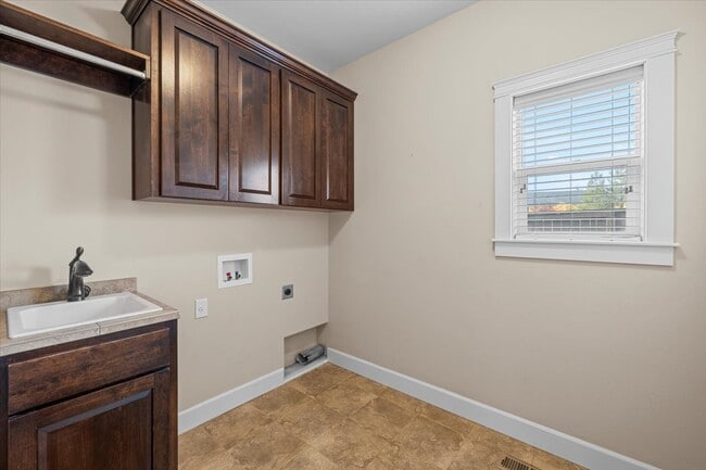 Building Photo - 4375 Vista Pointe Dr