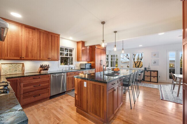 Building Photo - 5 br, 3.5 bath House - 903 Lakeside Avenue...