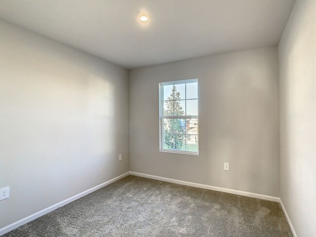 Building Photo - Villa Home in West Port - 3/2/2 close to s...