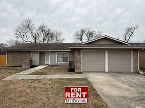 Building Photo - 6614 Robin Forest