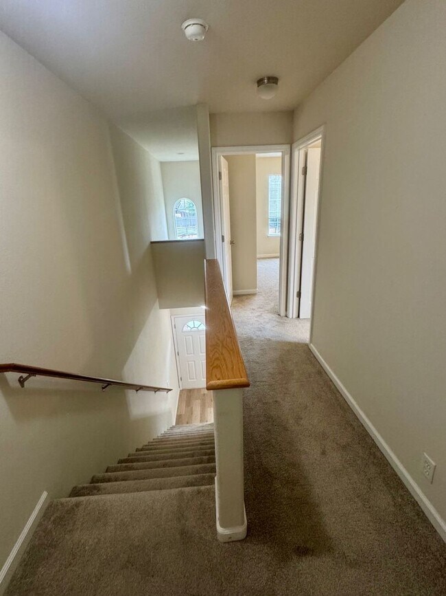 Building Photo - Fantastic 3 Bedroom, 2.5 Bath Townhouse!