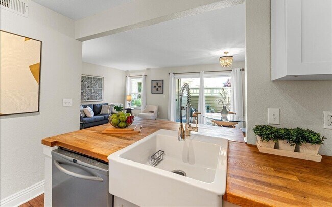 Building Photo - 120 Reflections Dr