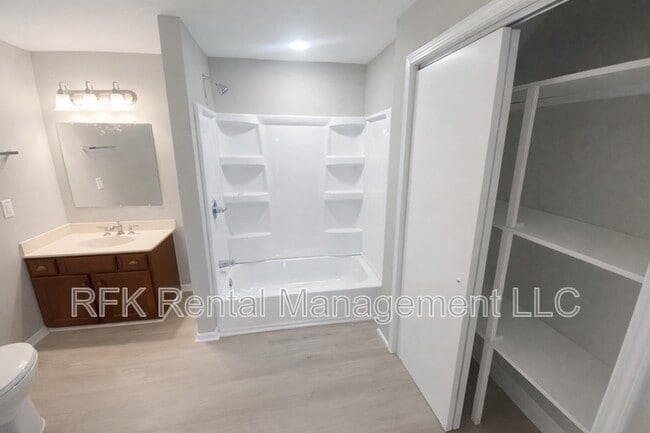 Building Photo - 2224 Langley Ave