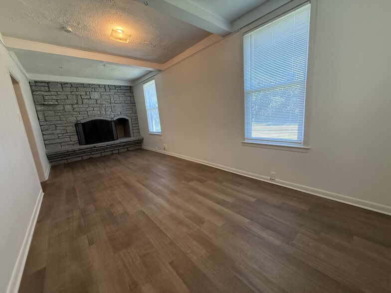 Building Photo - 8850 Woodland Dr