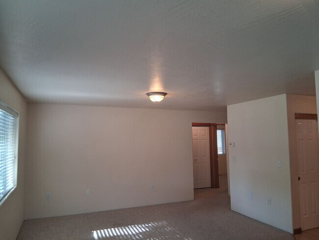 Building Photo - Comfortable 2-Bedroom Apartment in Desirab...