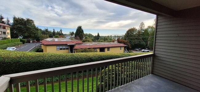 Building Photo - Luxurious 2-Bed, 2-Bath Condo with Spectacular Views and Designer Upgrades in Kirkland!!