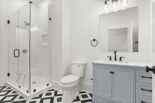 Building Photo - Classic shotgun located right off Magazine...