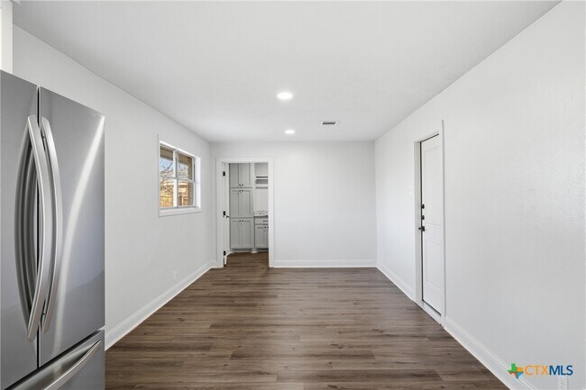 Building Photo - 410 State Hwy 95