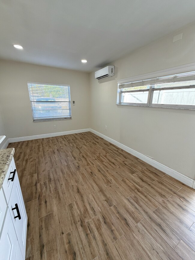 Building Photo - Midtown Studio