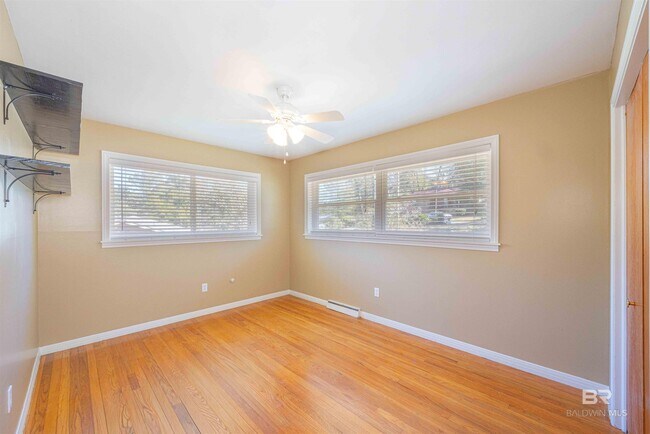 Building Photo - 202 Confederate Dr N