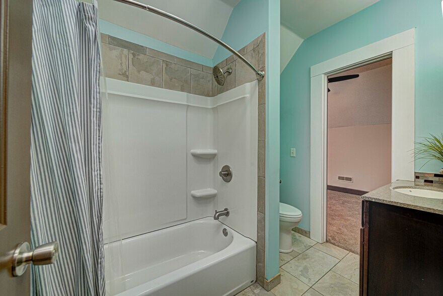 Upstairs shower/tub combo - 1643 Fletcher Ave