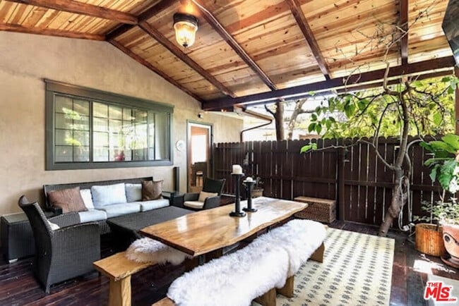 Building Photo - 1518 N Stanley Ave