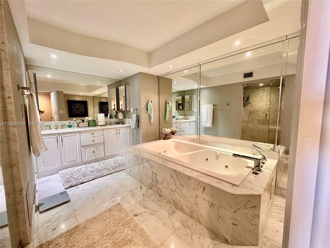 Building Photo - 6423 Collins Ave