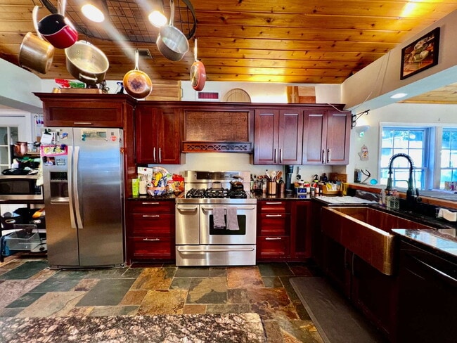 Building Photo - Love Where You Live in Lake Shores!