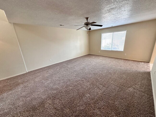 Building Photo - 3 bed 2.5 Bath in Huning Ranch
