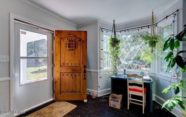 Building Photo - 323 Pine Grove Dr