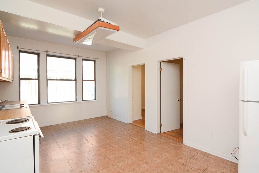 Building Photo - 3145 W Medill Ave