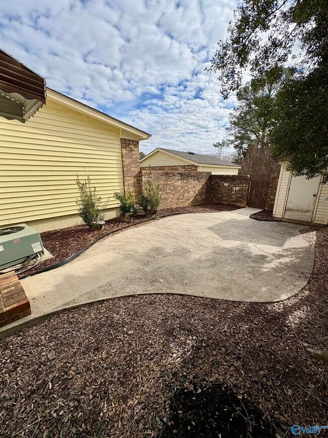 Building Photo - 317 Chateau Dr SW