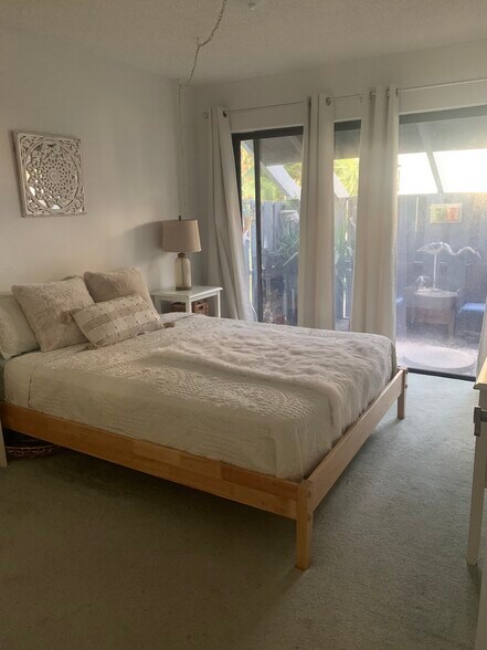 Building Photo - 1411 NE 14th Ct