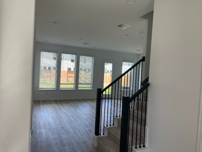 Building Photo - 4135 Balboa Dr