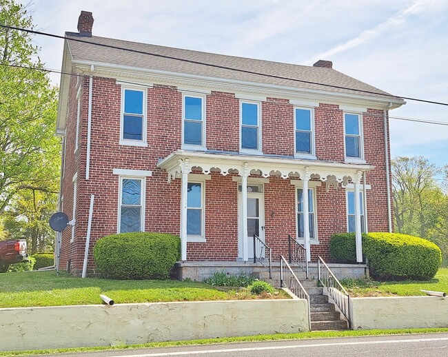 Building Photo - 3 Bed / 1-1/2 Bath Single Family w/2 Car G...