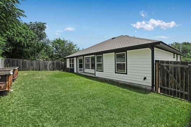 Building Photo - 10620 W Lakeview Dr