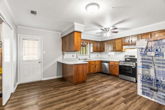 Building Photo - Updated House for Rent in Maumelle – Spaci...