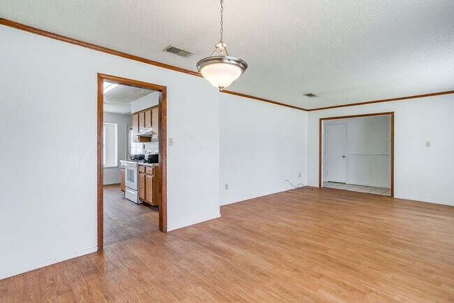 Building Photo - Spacious 4 Bed, 2 Bath Home in SW Fort Worth Ready for New Tenants- 76133