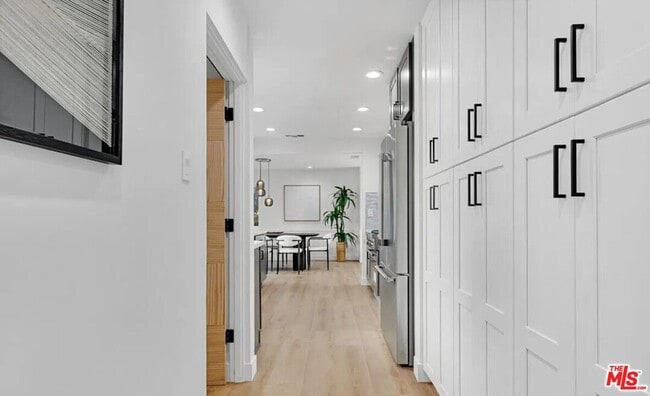 Building Photo - 418 N Bowling Green Way