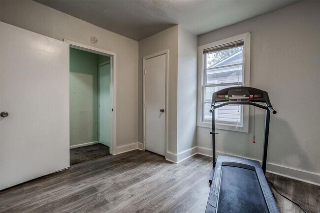 Building Photo - Recently Remodeled 3-Bedroom Home with Gat...
