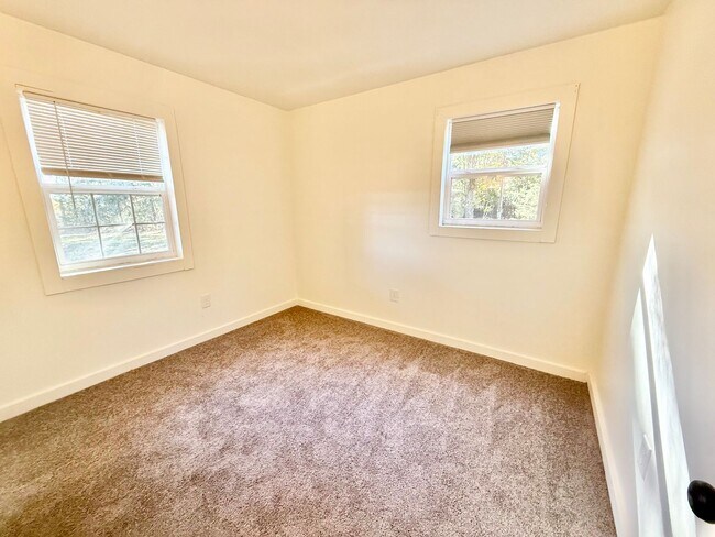Building Photo - Updated 2-bedroom home close to Farmville