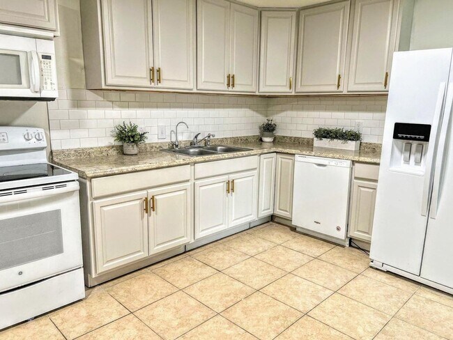 Building Photo - PRE-LEASING FOR FALL: Check out this Renov...