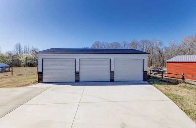Building Photo - 620 George Sutherland Rd