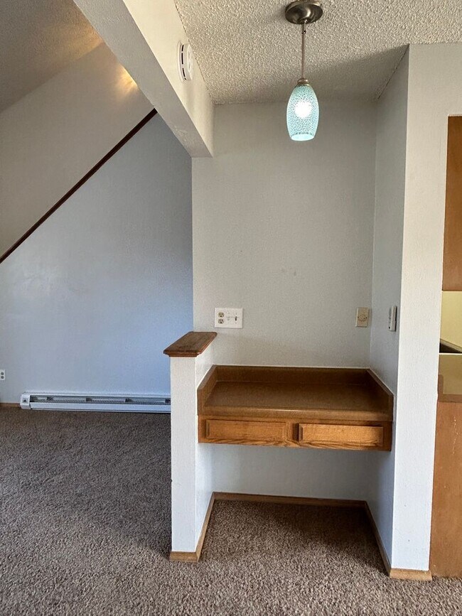 Building Photo - 1 Bedroom 1 Bathroom Townhome