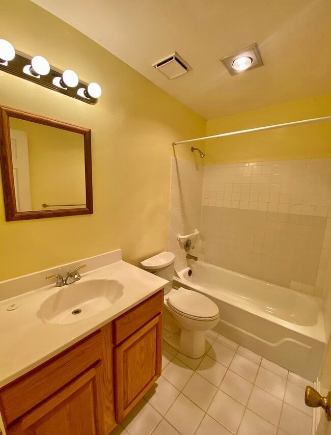 Building Photo - 702 Brook Meadow Ct