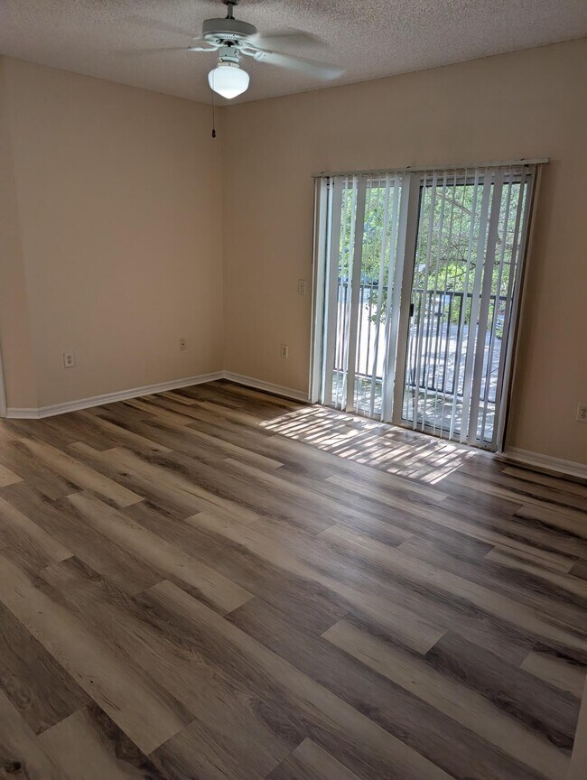 Building Photo - 350 Crestwood Cir