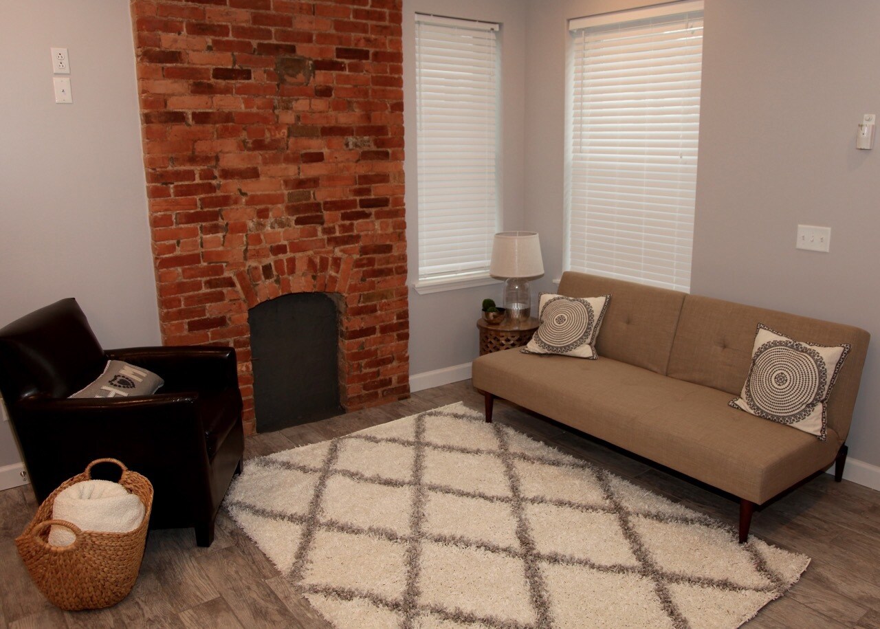 Building Photo - 323 Parkwood Ave