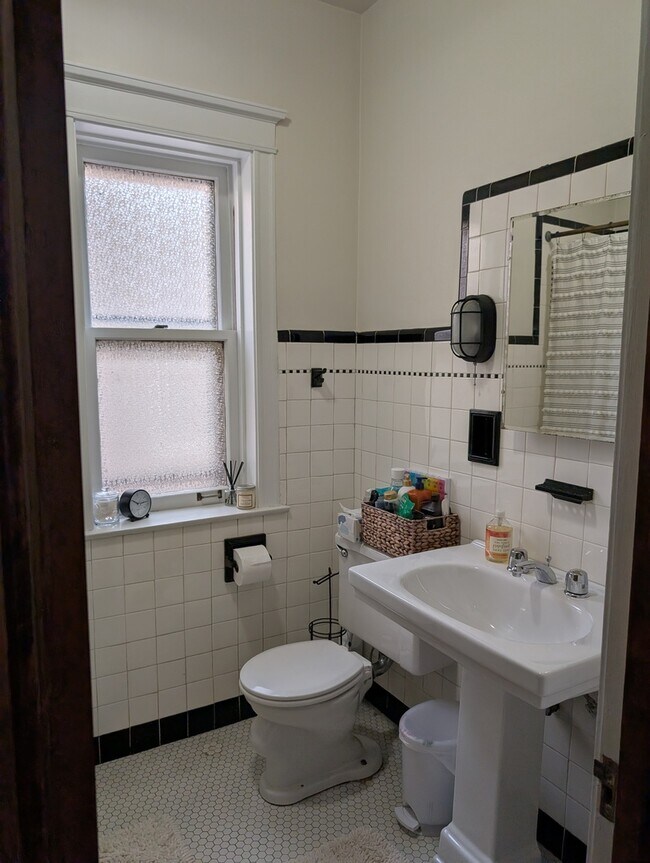 Building Photo - 5521 N Glenwood Ave