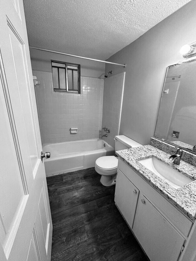 Building Photo - 3340 Pinewood Ave