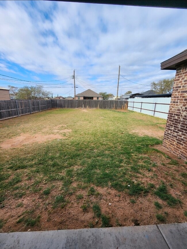 Building Photo - 3 bed 2 bath home