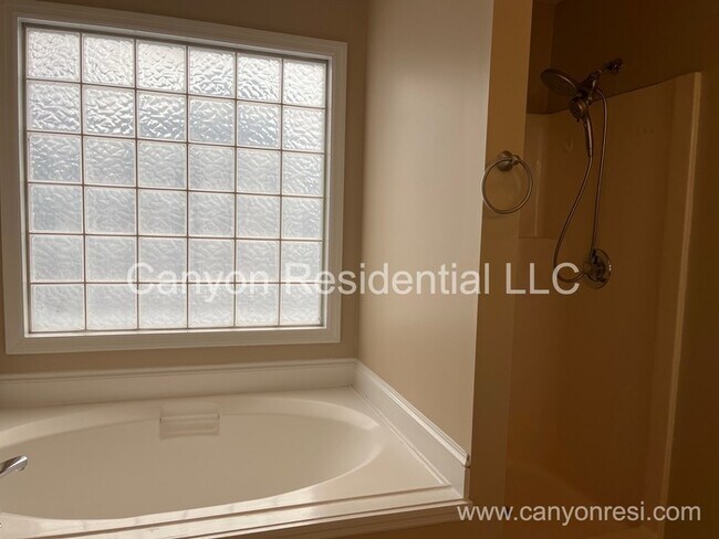 Building Photo - 825 Connaly Dr