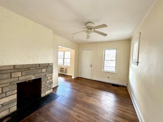 Building Photo - 2 Bed 1 Bath home in Beechview - Close to Downtown, Public Transit - Available June