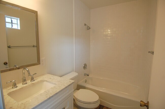 Building Photo - 142 W Marquita