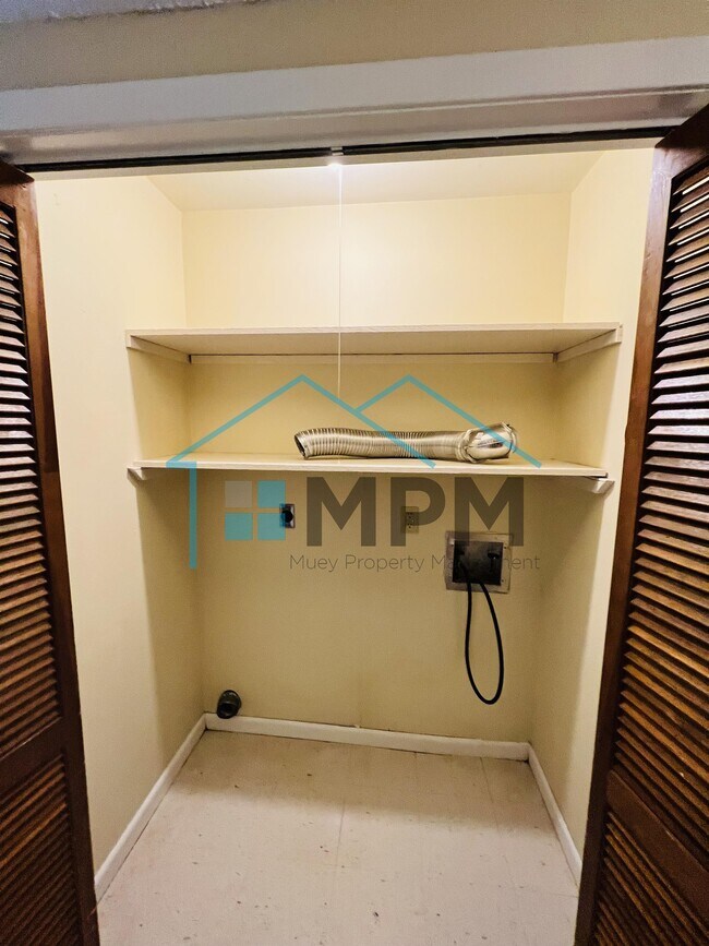 Building Photo - 62 W Elmwood Dr